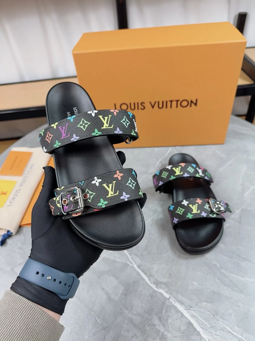 👟👟Ex-factory price 400👟👟 New slippers for spring and summer🌟The belt buckle is adjustable and elastic, full of beach style, original molded LV metal logo decoration, fashionable and beautiful, super versatile🤳🏻upper cowhide/customized imported jacquard fabric/original old-fashioned leather material, water-dyed sheepskin lining (water platform + wear-resistant velvet + rubber sole) three-layer combination outsole 🔶Size: Female 35-43 Male: 38-46